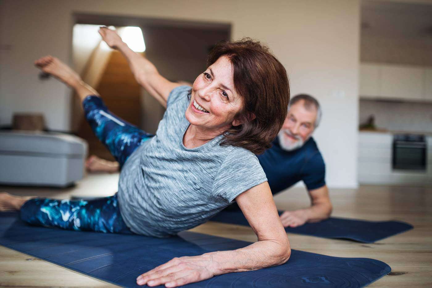 Retraités faisant du sport et des activités physiques en salle