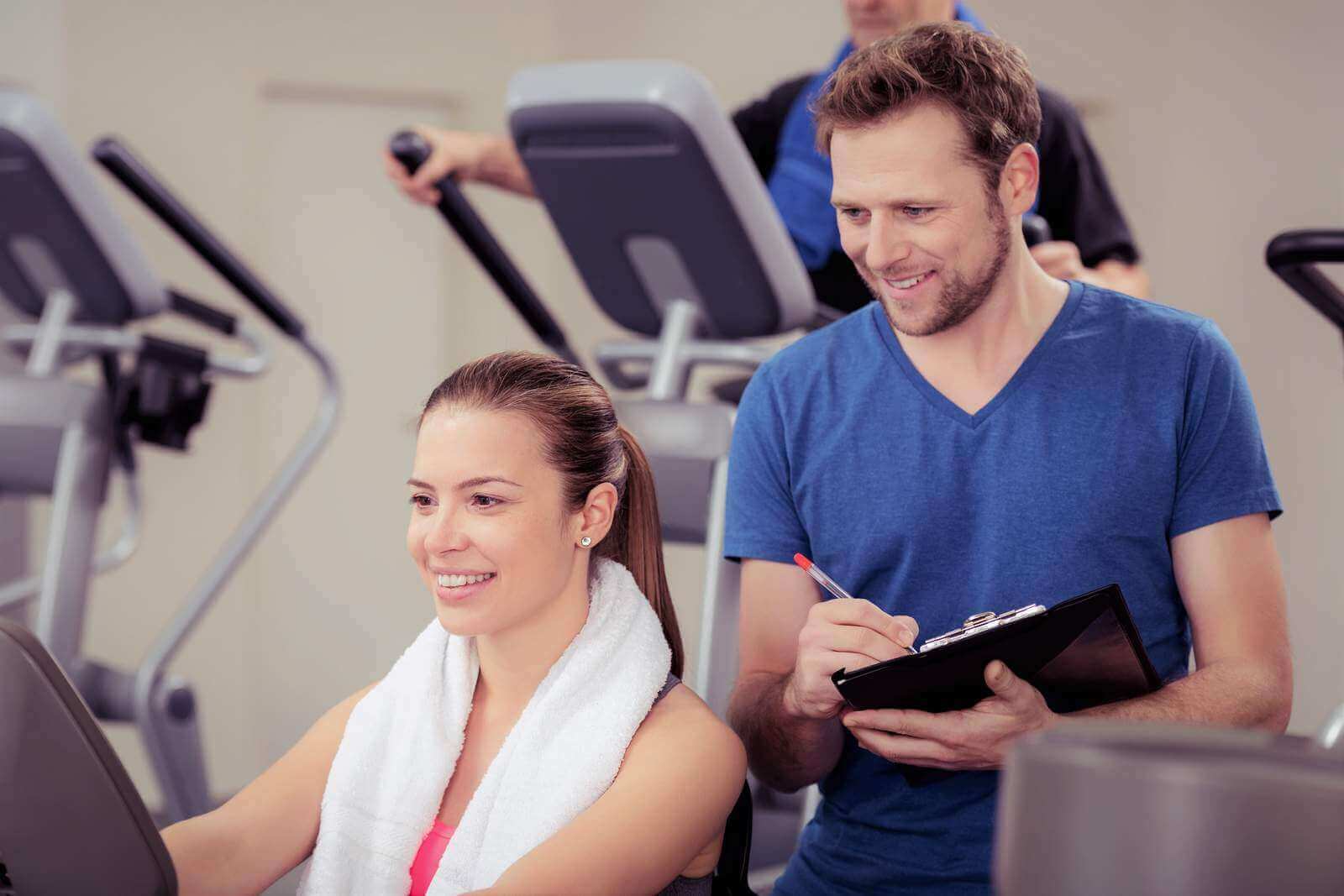 Programme sportif suivi par un coach en salle de sport à Annecy